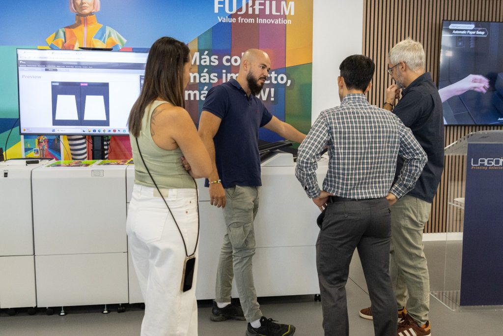 Especialista de Lagom explicando una aplicación de diseño a asistentes junto a la máquina