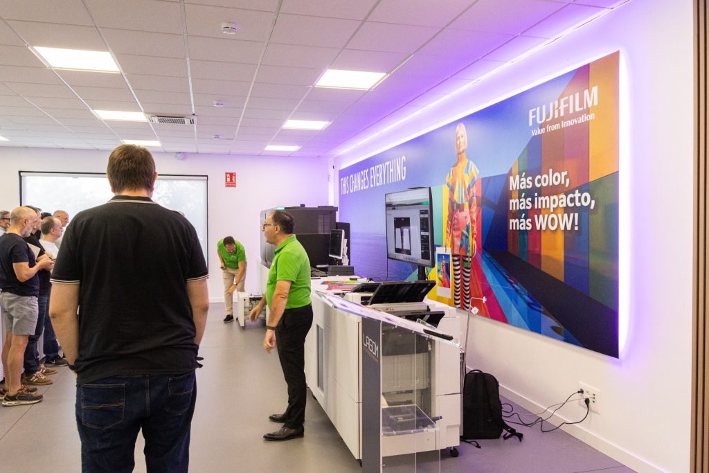 Showroom LagomLab con equipos Fujifilm y técnicos atendiendo a los visitantes