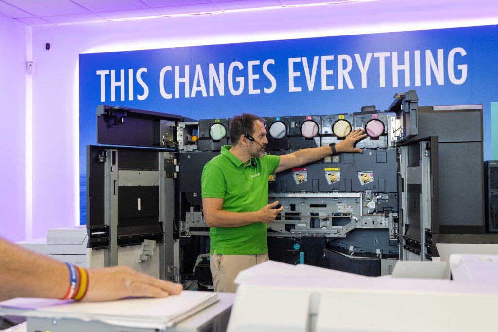 Técnico de Fujifilm explicando una máquina de producción abierta en LagomLab