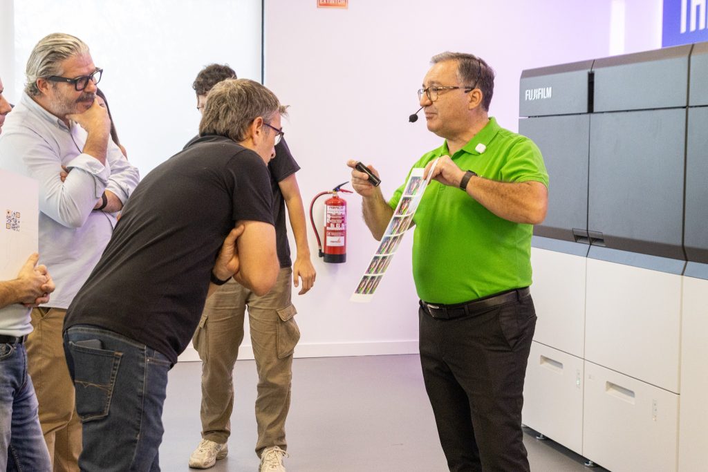 Especialista de Fujifilm mostrando una muestra impresa durante una sesión práctica